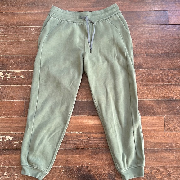 Lululemon Scuba Fleece Jogger - Picture 3 of 10